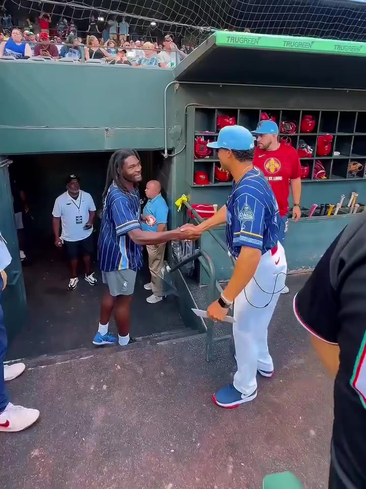 灰熊新援以赛亚·斯图尔特为孟菲斯红鸟队开球，与球迷友好互动⚾