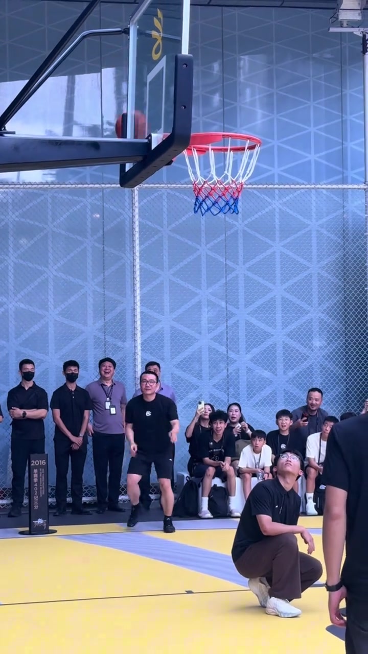 连续投出三不沾！徐静雨现身库里中国行现场 这投篮有待提高