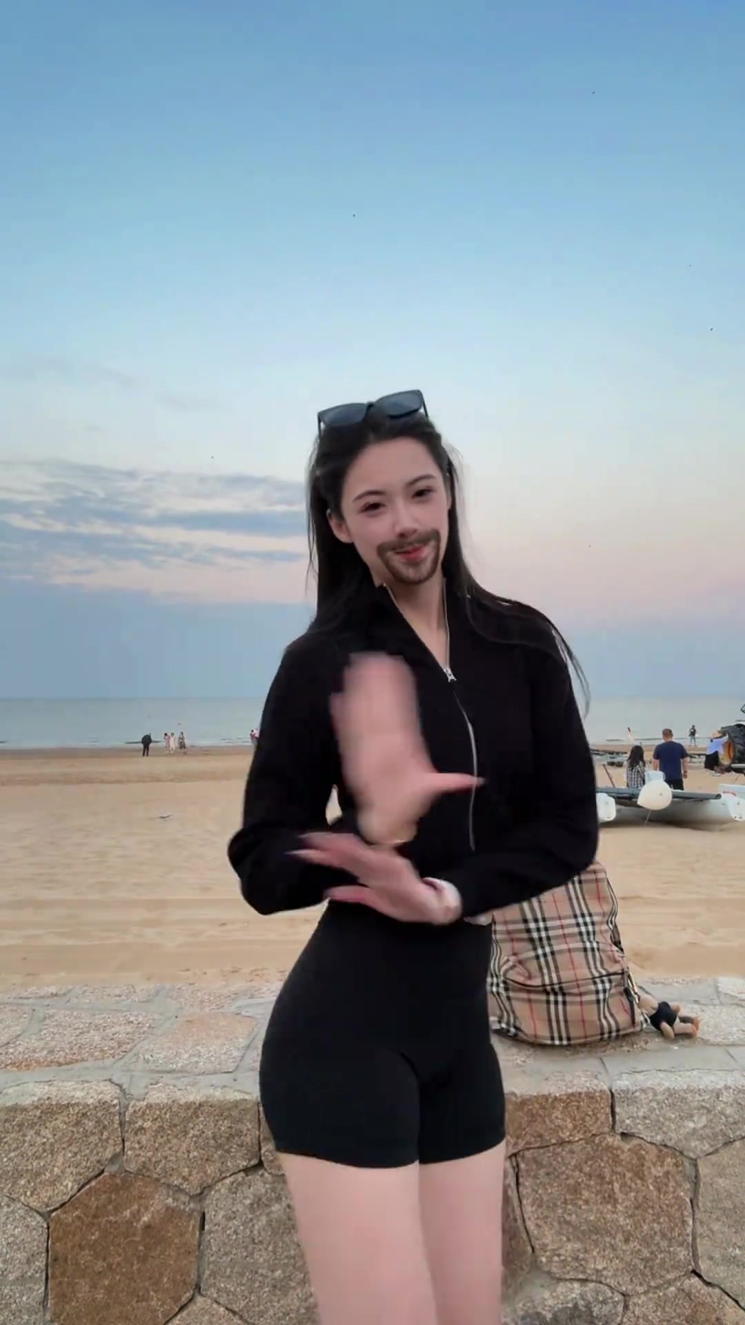 女篮卓识海边放飞自我！不看脸，光这190cm的超模身材就赢了