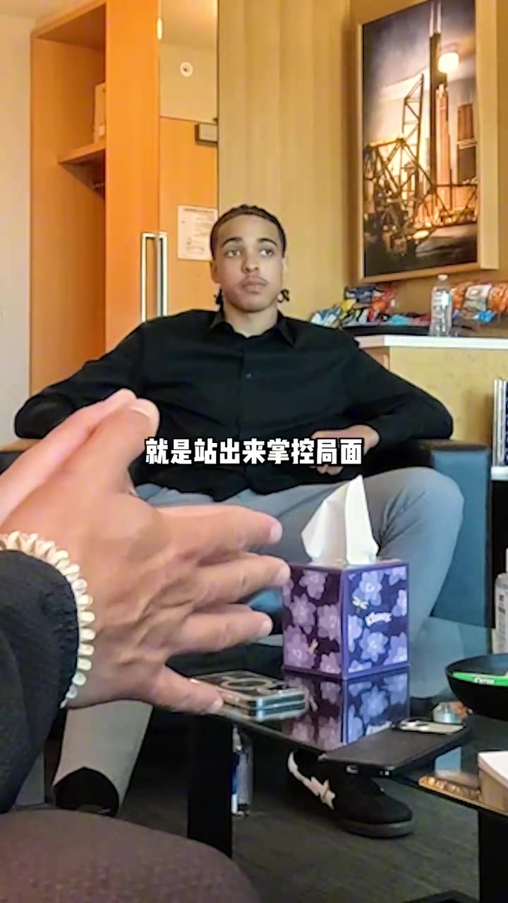 小迈克尔在选秀大会前与篮网面试的珍贵画面️