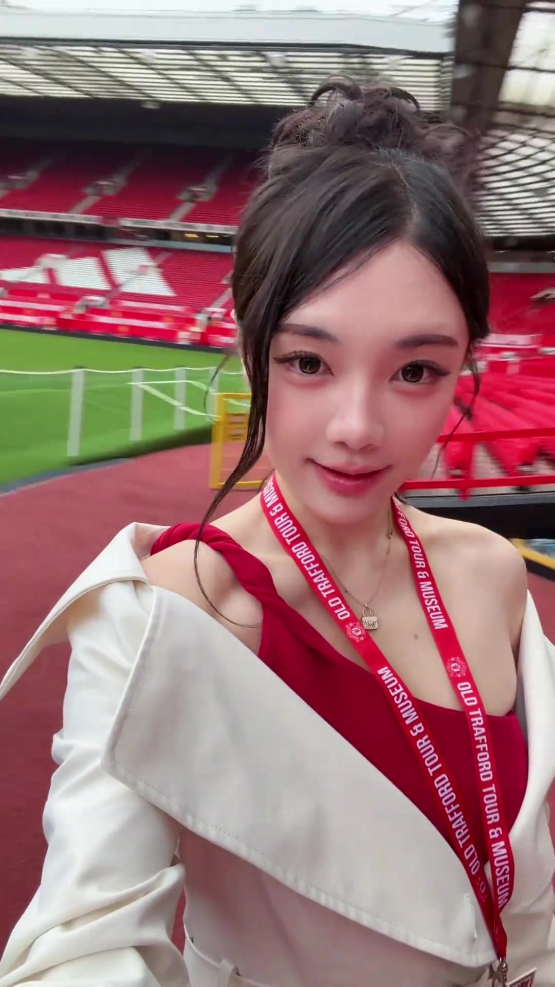 一家都是帅哥美女！李明女儿发视频体验在曼联吃美食