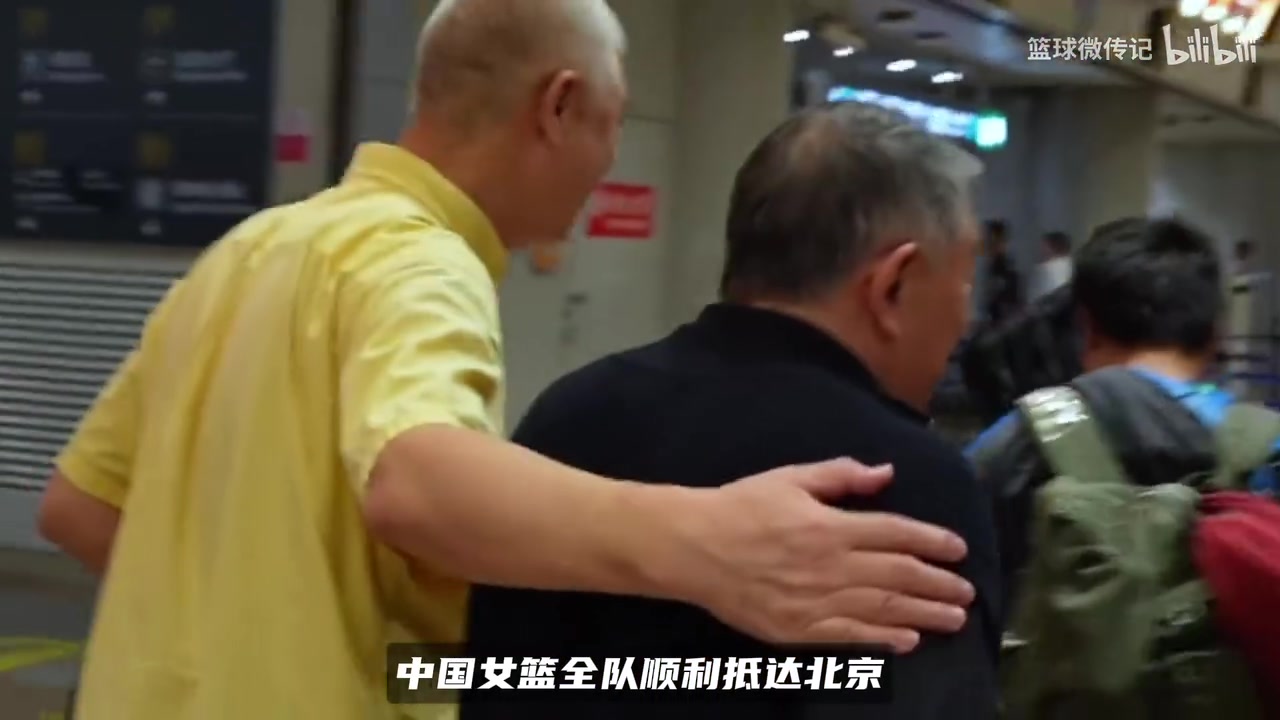 中国女篮回国张子宇抢镜！2米26站队友中间高一大截，球迷看呆！