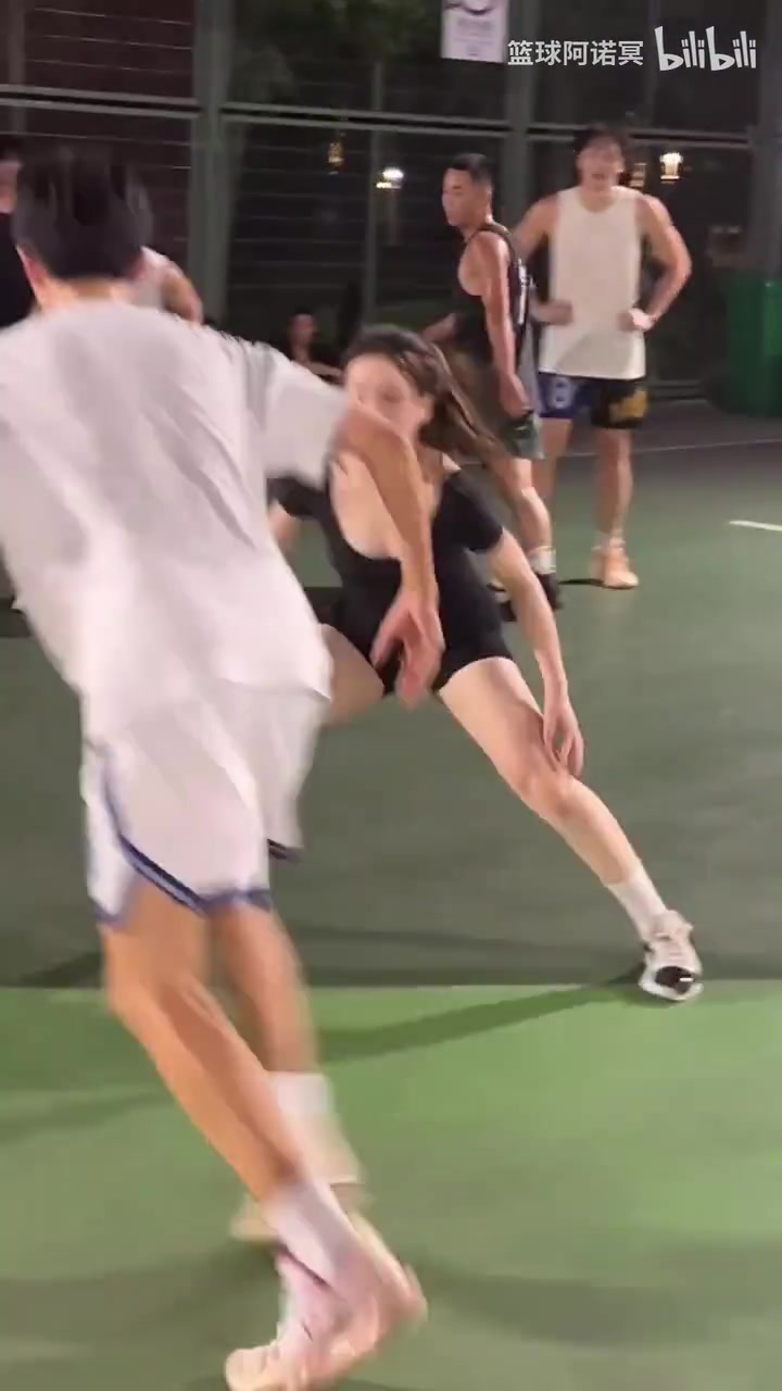 谁说女生打球软？这防守粘度和进攻强度，男生看了都服