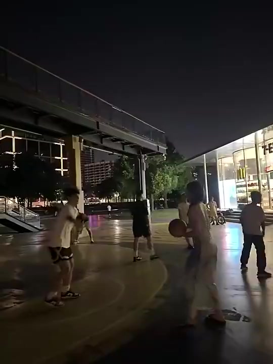 别看小姐姐穿连衣裙和拖鞋，看着架势真的会打球！