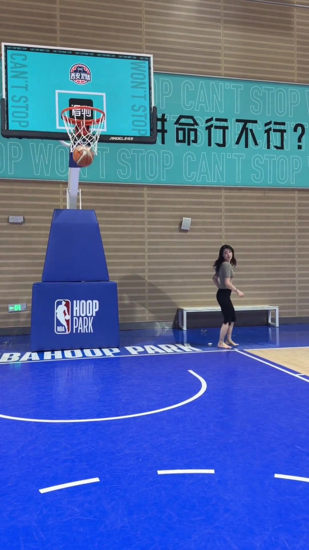 [球迷狂欢瞬间]就小姐姐这球技，光脚也能打赢不少吧友吧？