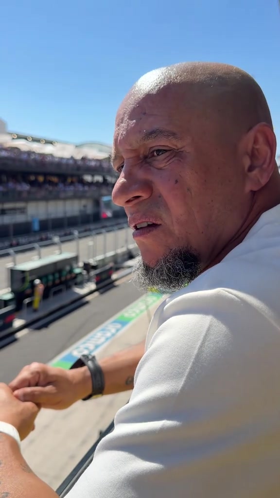 【快速回放】老男孩！卡洛斯搞笑模仿观众看F1时的真实状态