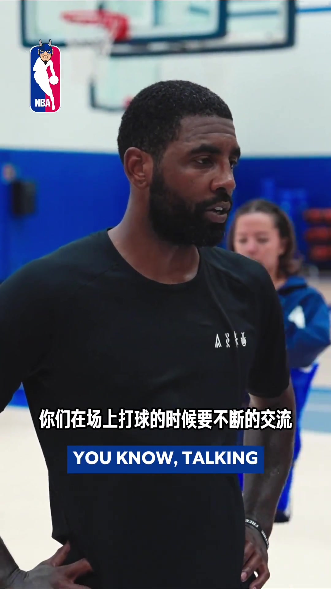 欧文回母校和学弟们一起打球 并传授一些球场经验~