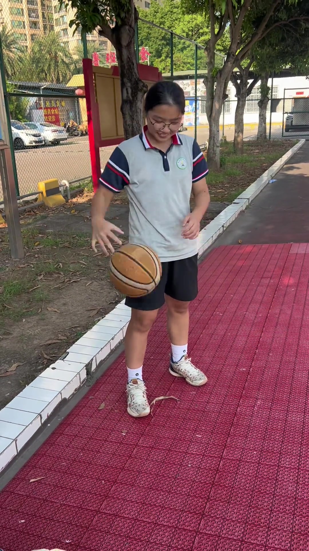 小女孩左手可以连续抓球？我知道评论区有很多兄弟不舒服了
