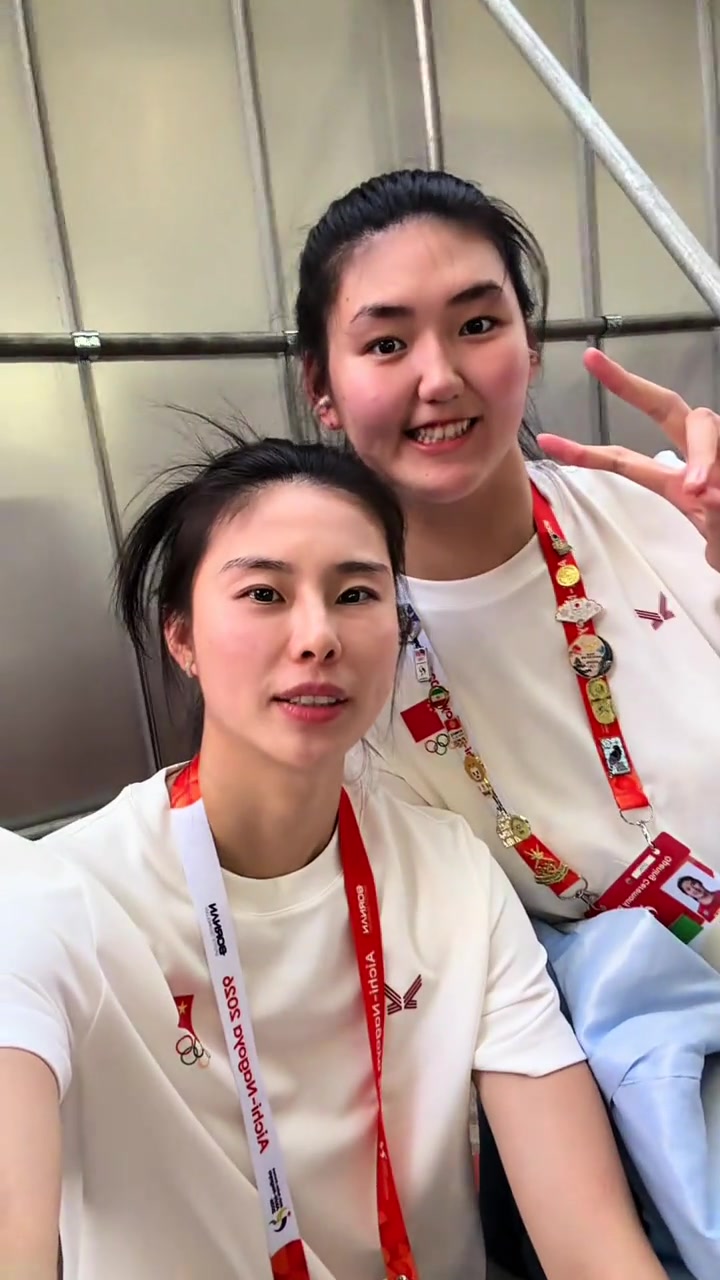 [今日球星视频]中国女篮加油！王思雨晒参加开幕式视频 张子宇入镜