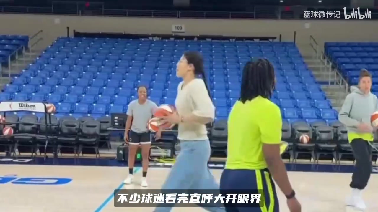 内线巨兽的射程！李月汝和佩奇比拼超远三分，这手感直接逗笑佩奇