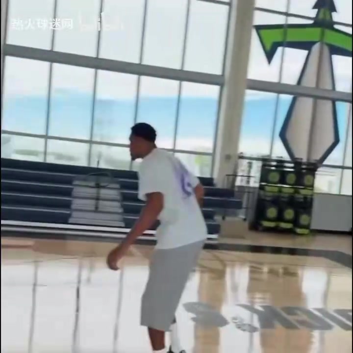 字母哥到访Slam Miami学校，和篮球爱好者们互动交流、合影留念！