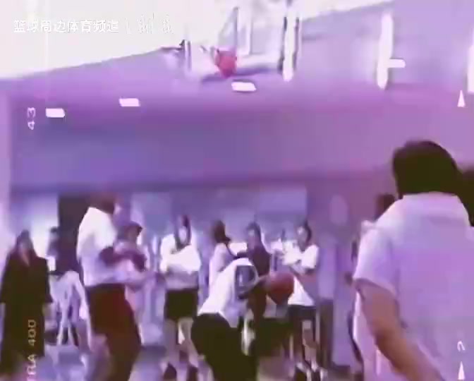 乔丹当年退役后在健身房打球,这身材保持得真完美! 乔丹当年退役后在健身房打球,这身材保持得真完美!