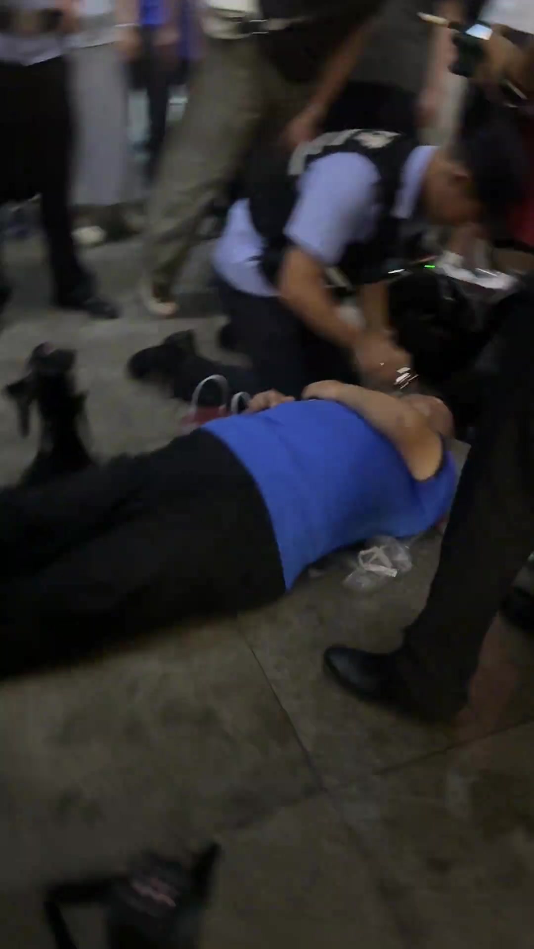 博主晒实拍：武汉三镇一场球看得人血压飙升，有球迷急得当场晕倒