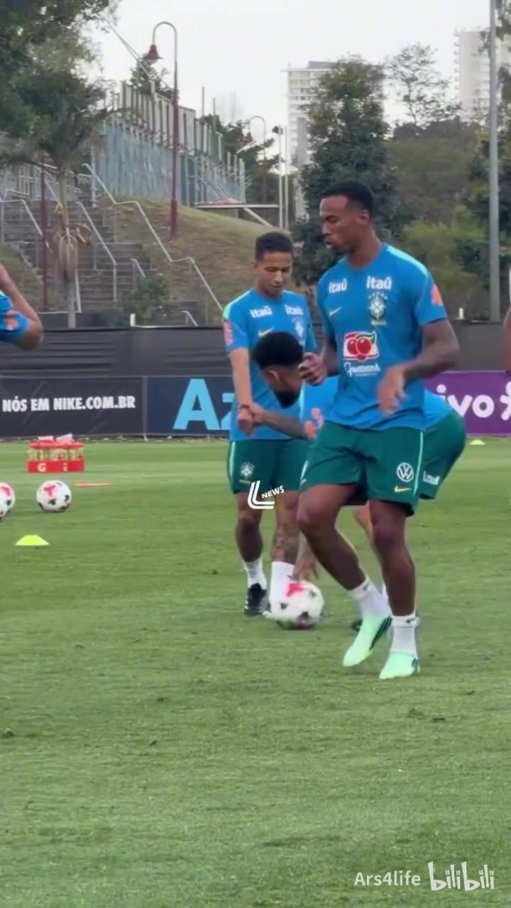 【精彩画面】加布：维尼你笑的最欢是吧？⚽巴西训练日常，加布放