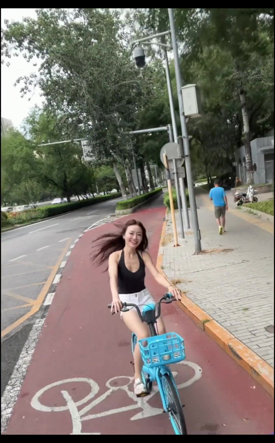 【今日集锦】骑行去天安门！⬅️孟超晒视频：祝大家节日快乐呀！