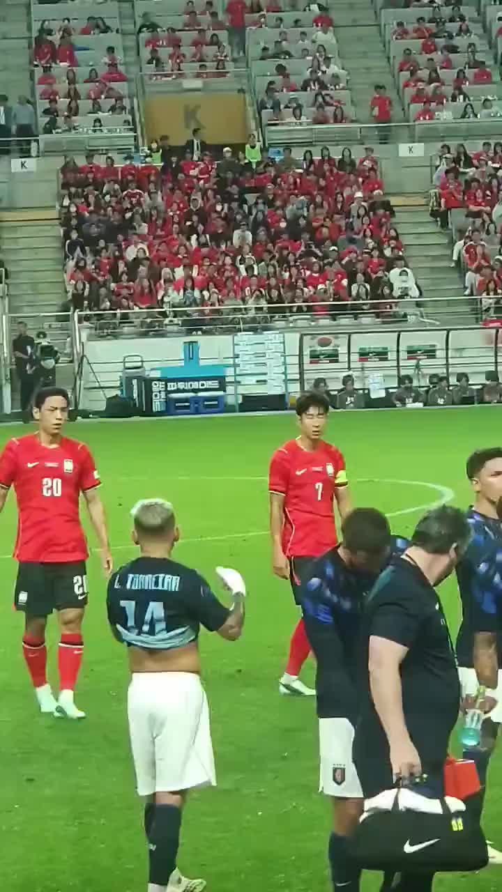 韩国vs乌拉圭友谊赛,本坦库尔给老队长孙兴慜拿水喝 韩国vs乌拉圭友谊赛,本坦库尔给老队长孙兴慜拿水喝
