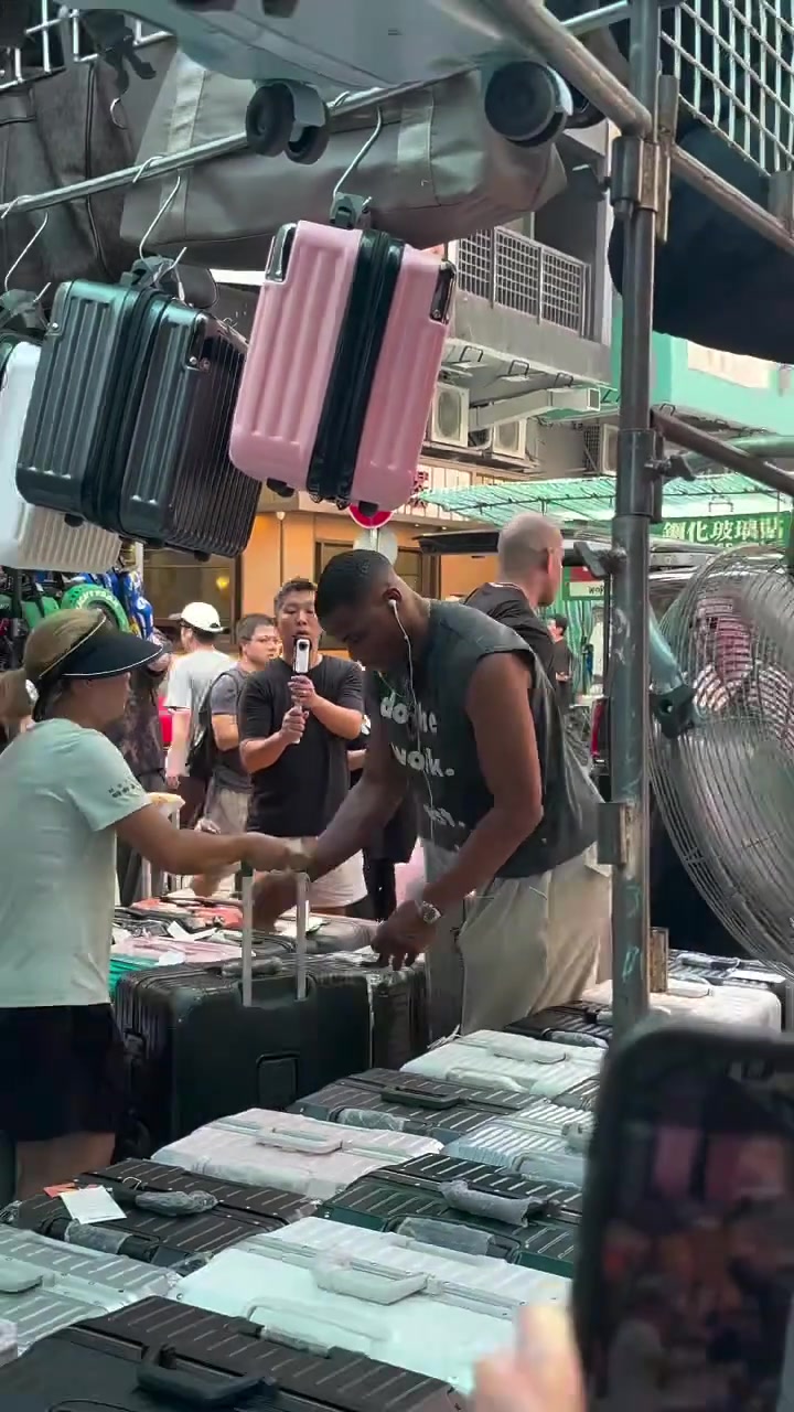 接地气啊！威少在香港游玩期间，随意下车到路边摊买了个行李箱