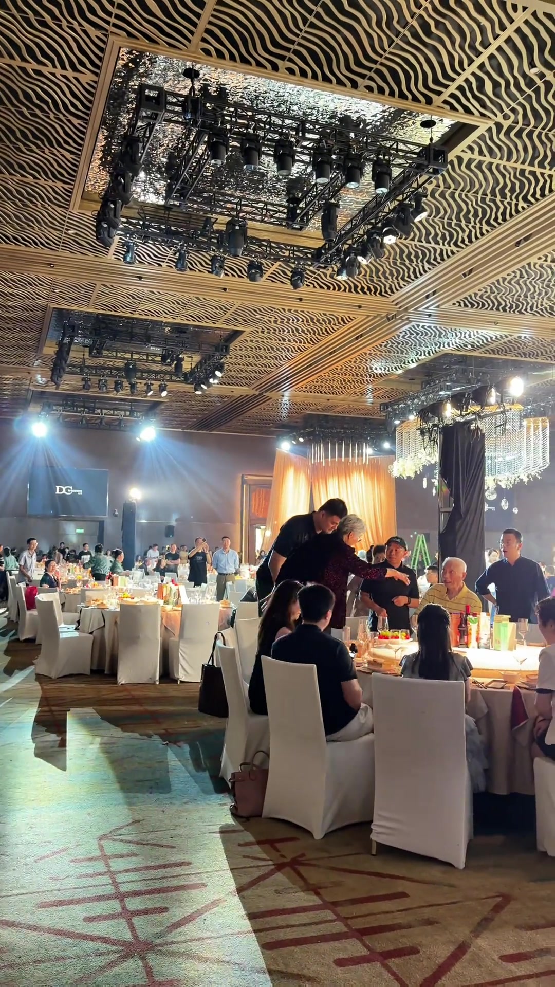 网友偶遇姚明参加婚礼宴请 这身高确实太引人注目了