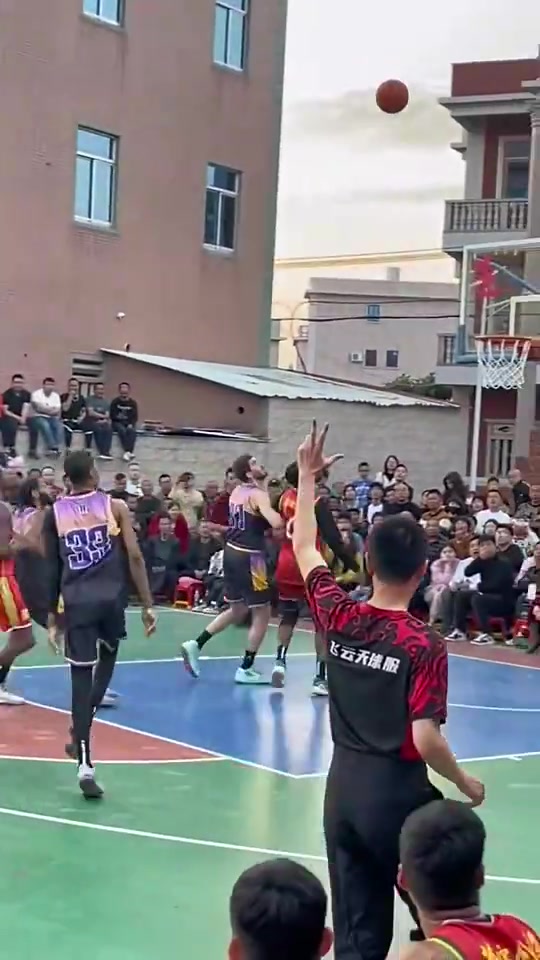 [NBA]这是哪里的村赛请✌️了这么多黑人？小哥打球真像哈利
