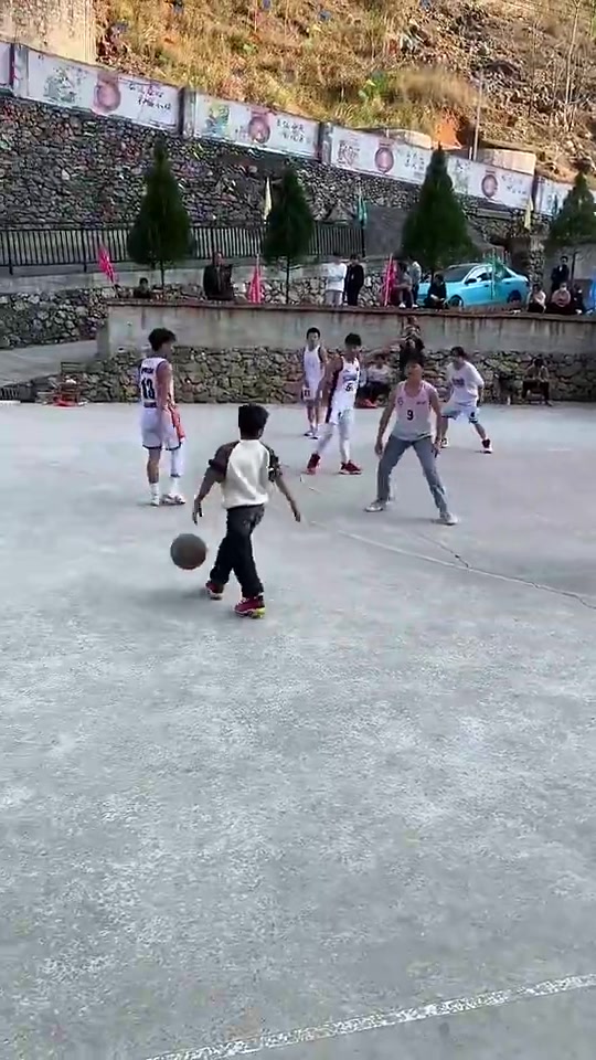 看这小孩哥打球，感觉不像是天赋，像是没忘干净！