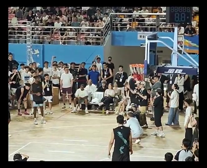 这是NBA球员的水平？拉塞尔去年中国行投三分频频打铁！