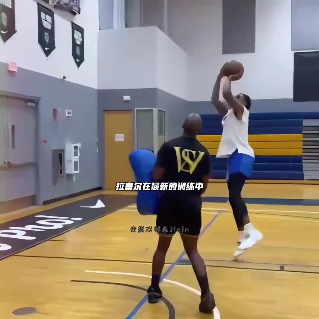 提前适应NBA强度！拉塞尔进行对抗特训