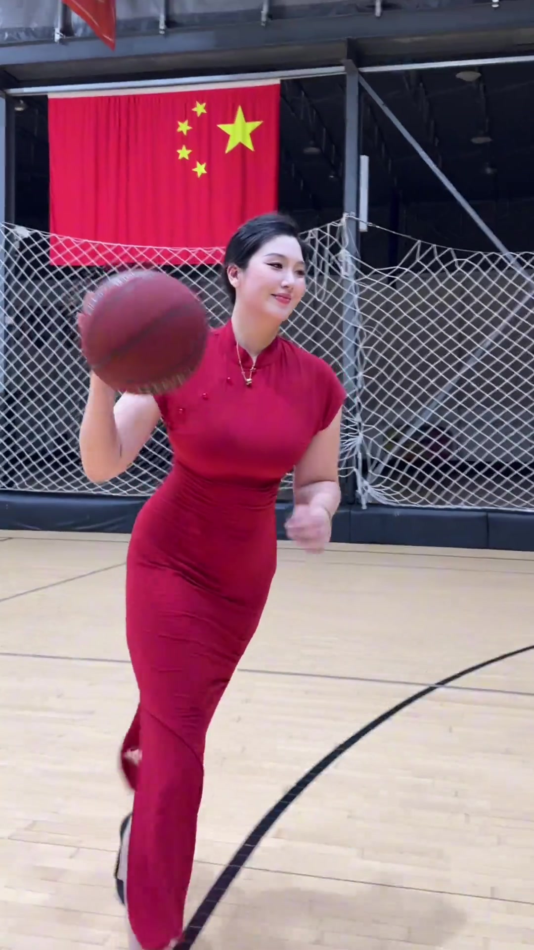 【精彩瞬间】这旗袍显身材！野球场肘姐：如果信念有颜色，那一⬅