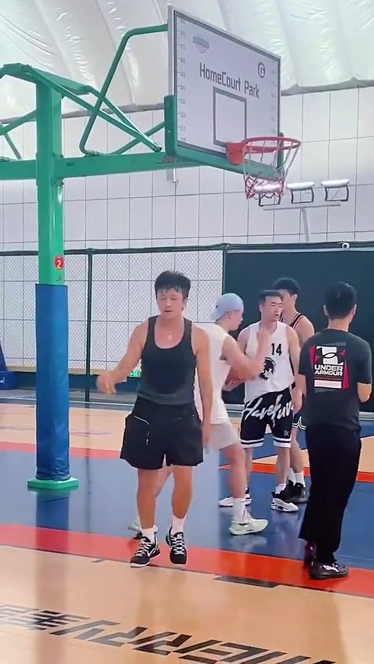 [关键镜头回放]不吹不黑！邓超这球技在野球场上是什么水平？