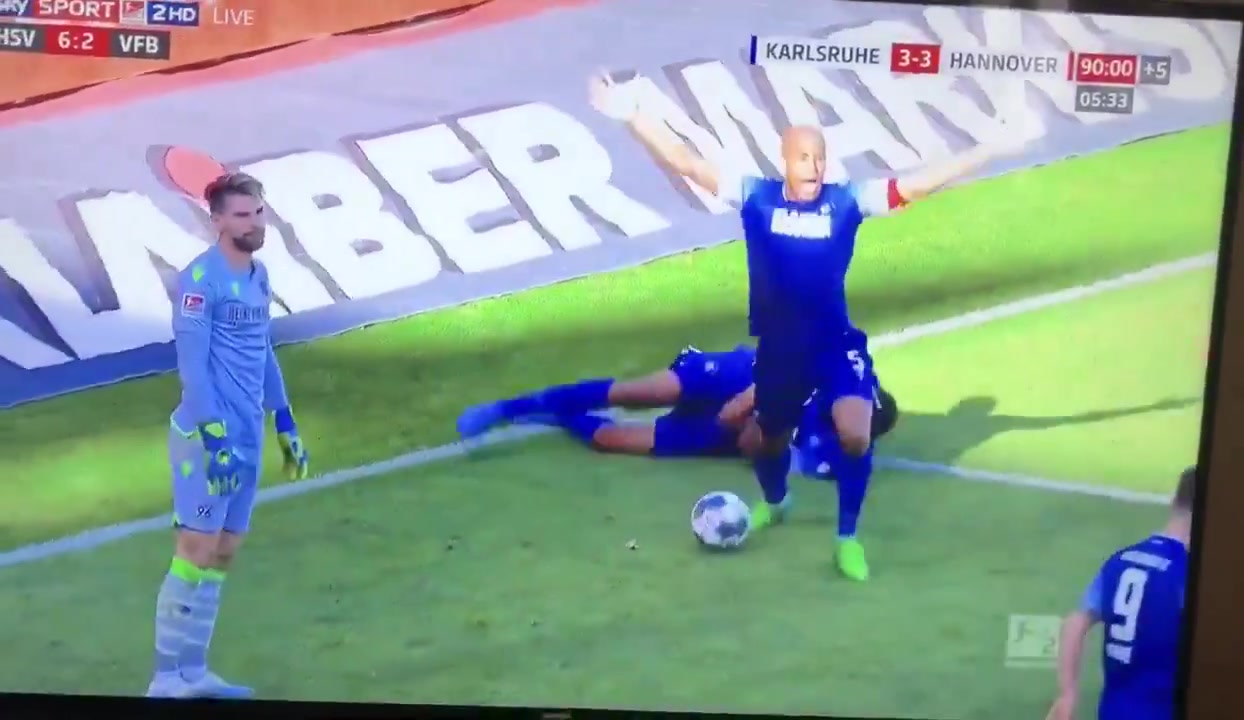 [热门集锦]德乙门将爆击对⚽手“下体”救球，两黄变一红直接被