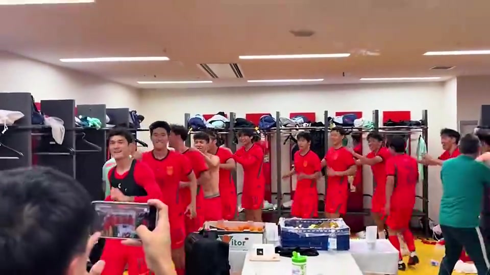 开火车咯~李昊:更衣室大家都在跳舞,安东尼奥跳得最嗨啦! 开火车咯~李昊:更衣室大家都在跳舞,安东尼奥跳得最嗨啦!