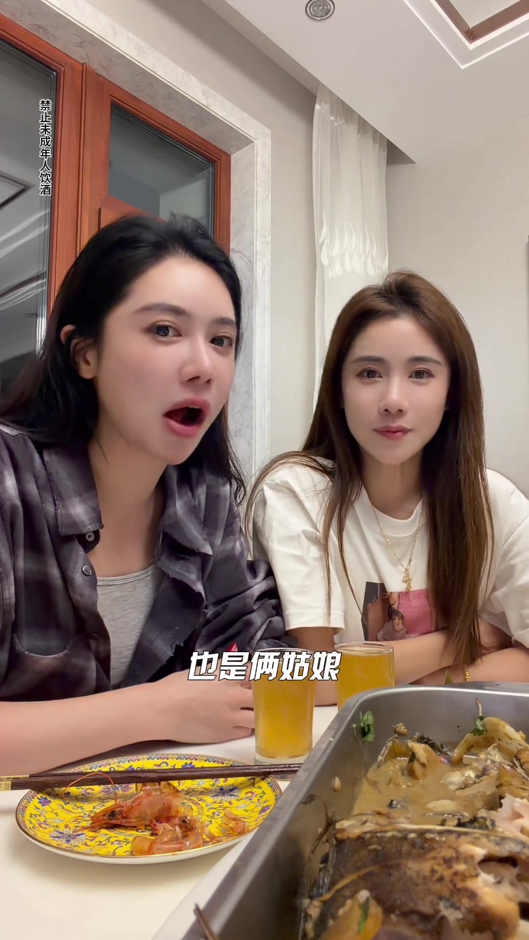 [比赛瞬时回放]美娜：看看“53岁”⬅️女主持人和她“85岁