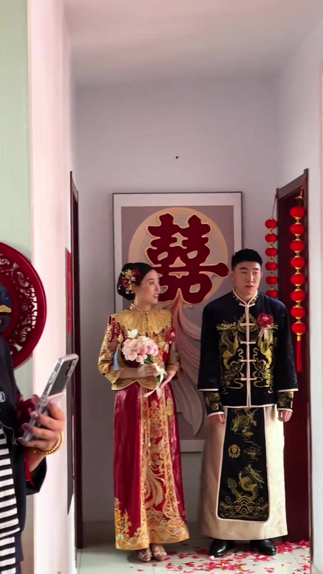 [进球剪辑]笑死！小伙在⬆️婚礼上空气投篮，新娘看了无奈转头