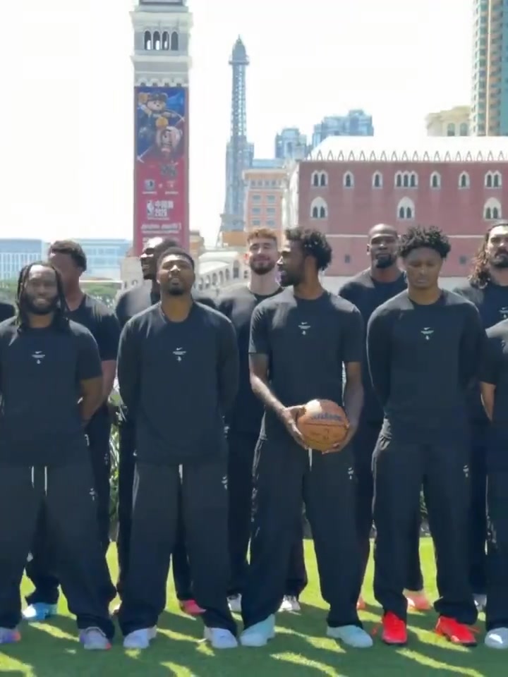 [NBA]全员就绪！⚽火箭全队在澳门合照：伊⚾森手持篮球站C