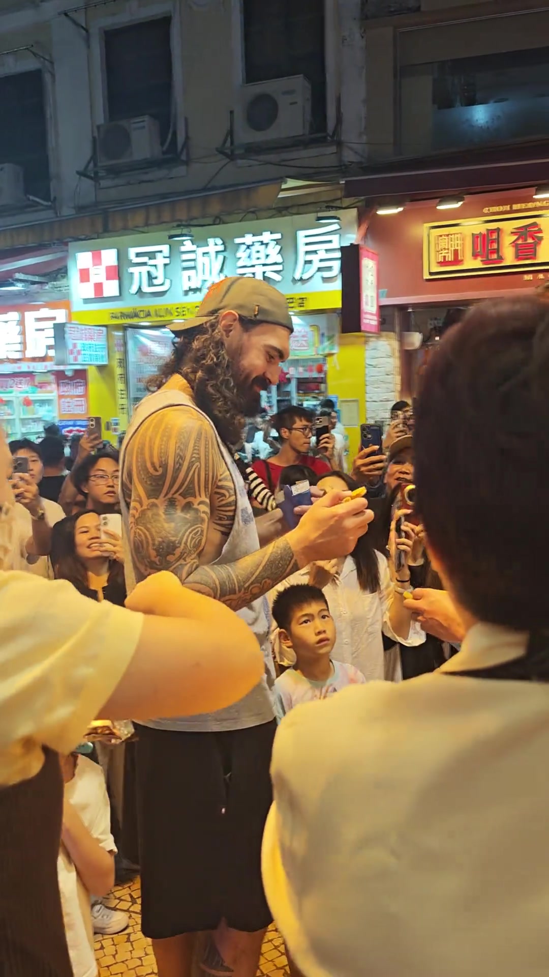 [今日焦点视频]高出人群一大截⬆️！火箭队现身澳门街头 球迷