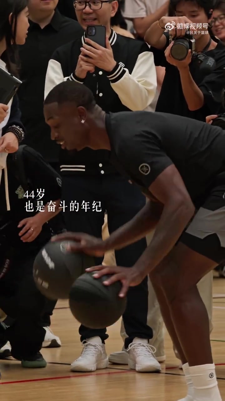[精彩瞬间]你这是要⚾复出啊？44岁韦德腮帮变小身材精瘦颜值
