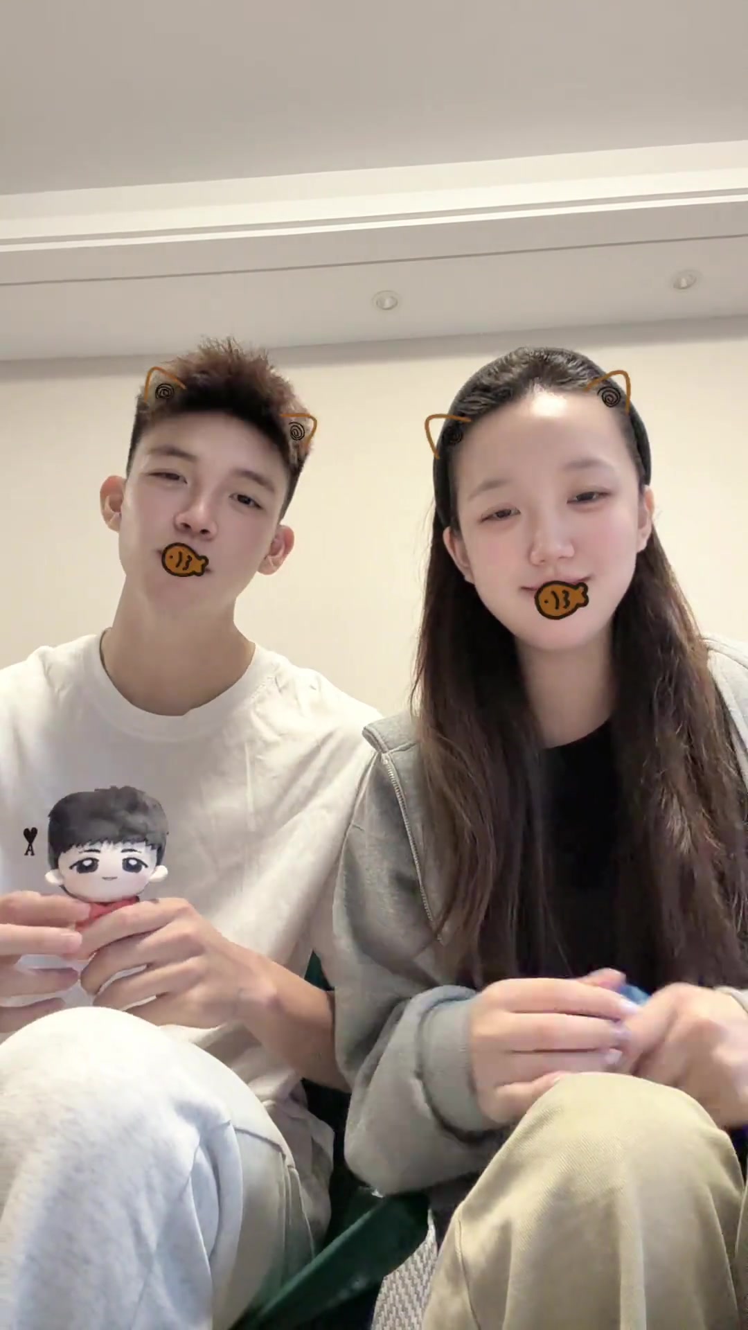 【热门精彩】王钰栋姐姐：偷弟弟的牌拍一下