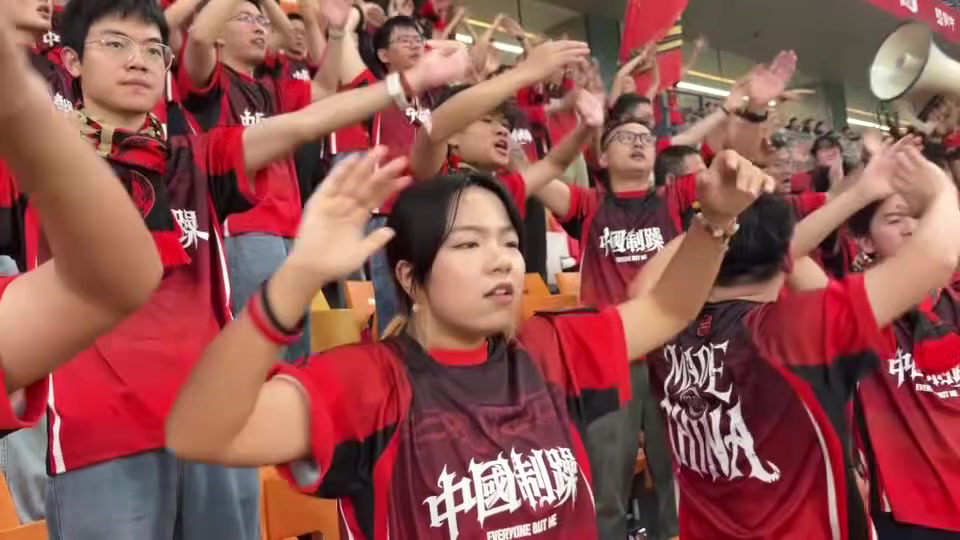 这就是热爱！国足球迷场边为球队高歌加油助威