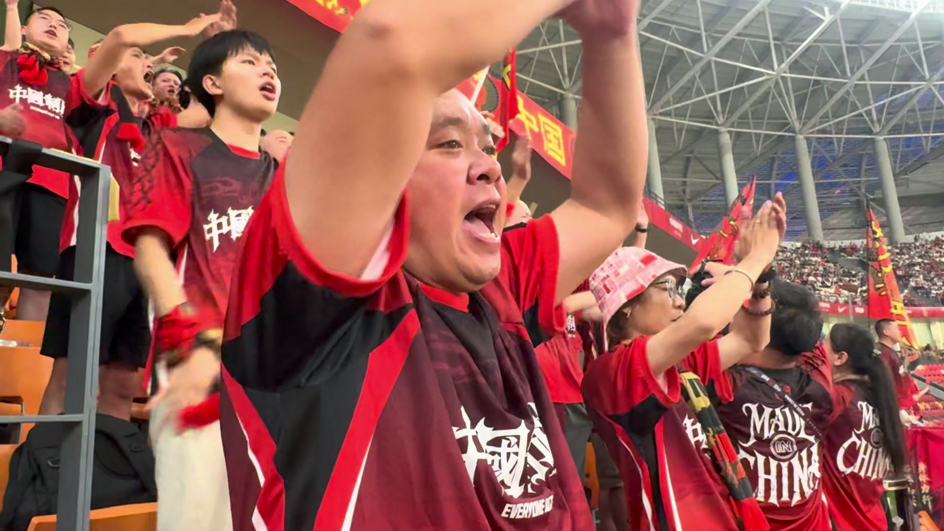 【赛事影像】虽然比分落后,但场边的国足球迷依然热情不减 【赛事影像】虽然比分落后,但场边的国足球迷依然热情不减