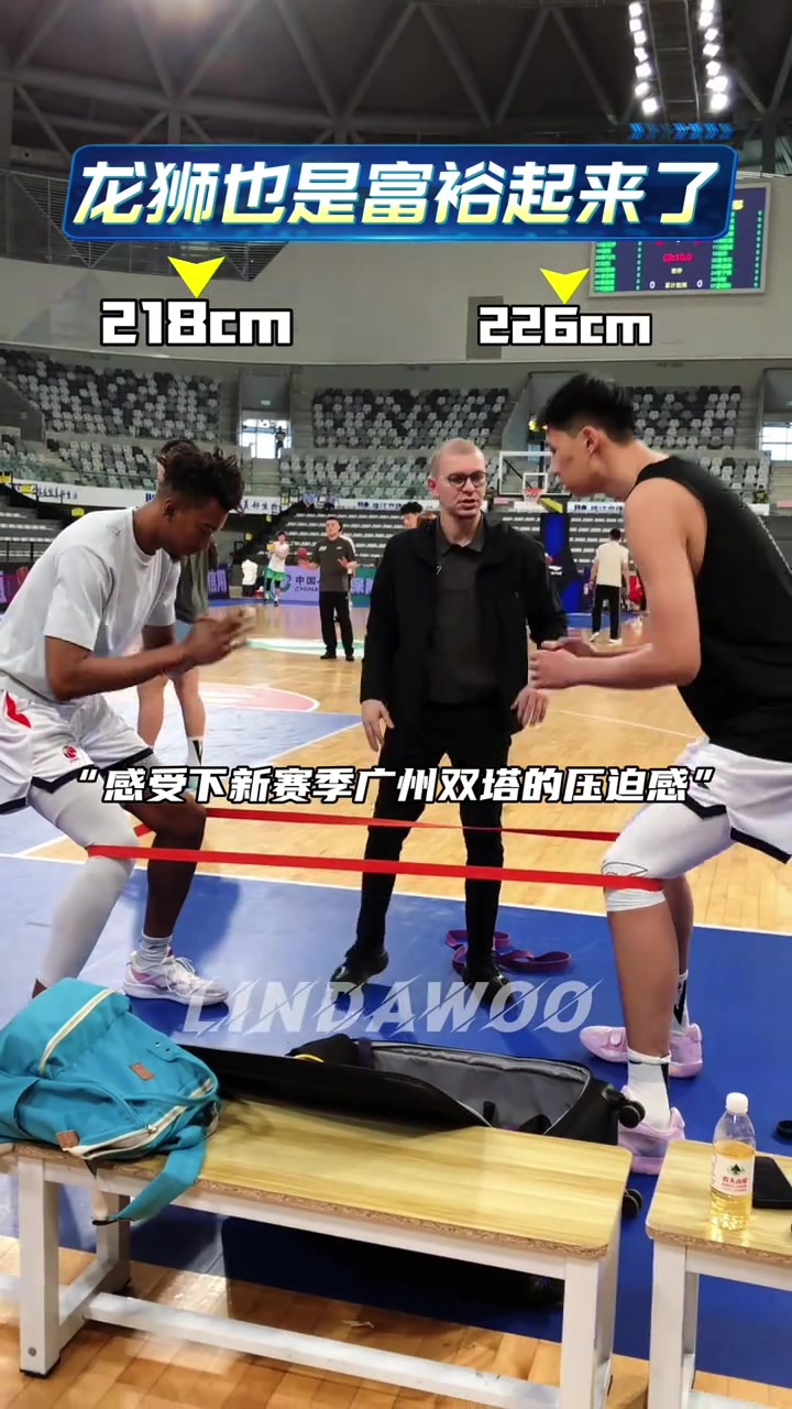 [今日热门视频]内线压迫感拉满！徐昕和摩西·布朗新赛季将组成