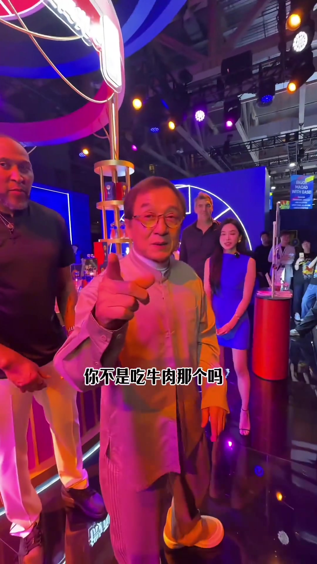 [今日赛事高光]篮圈➡️网红茶丽：糟了！被成龙大哥认出来竟然
