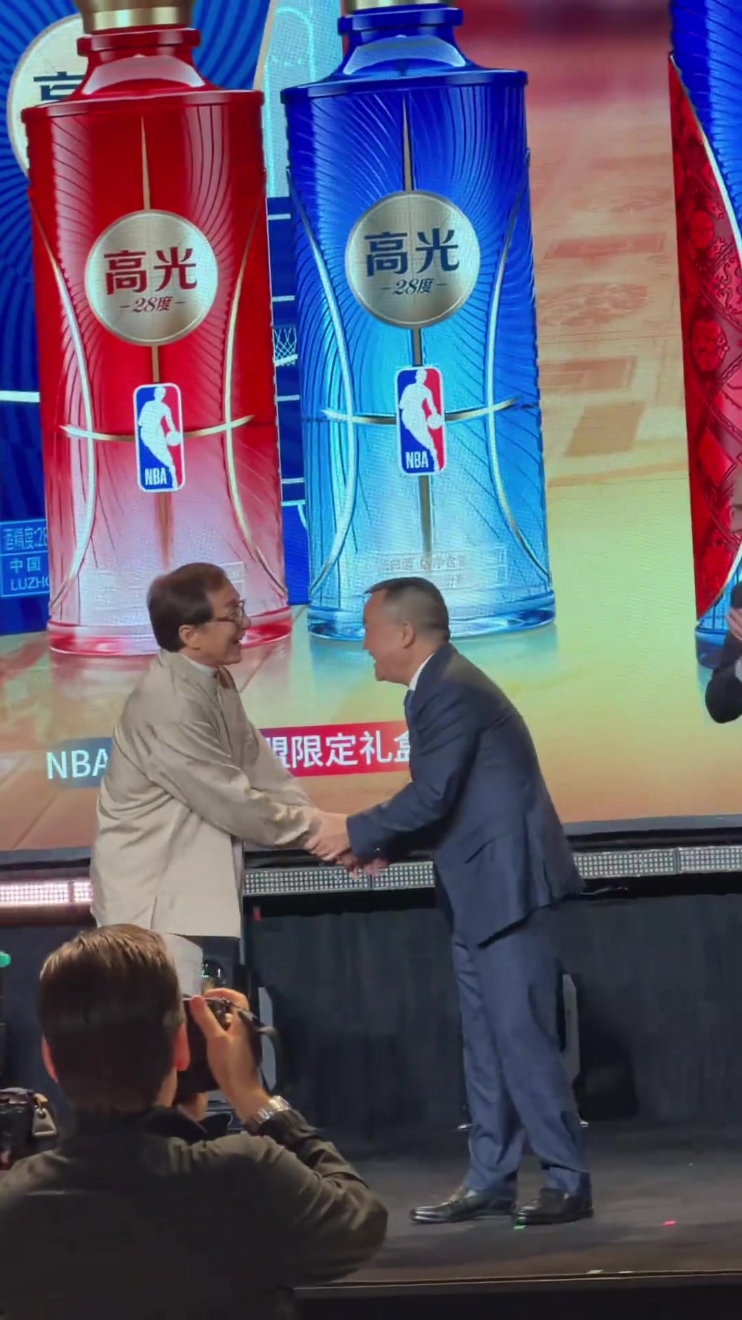 这才是顶流！肖华都得弯腰握手！成龙突然出现了NBA中国赛晚宴