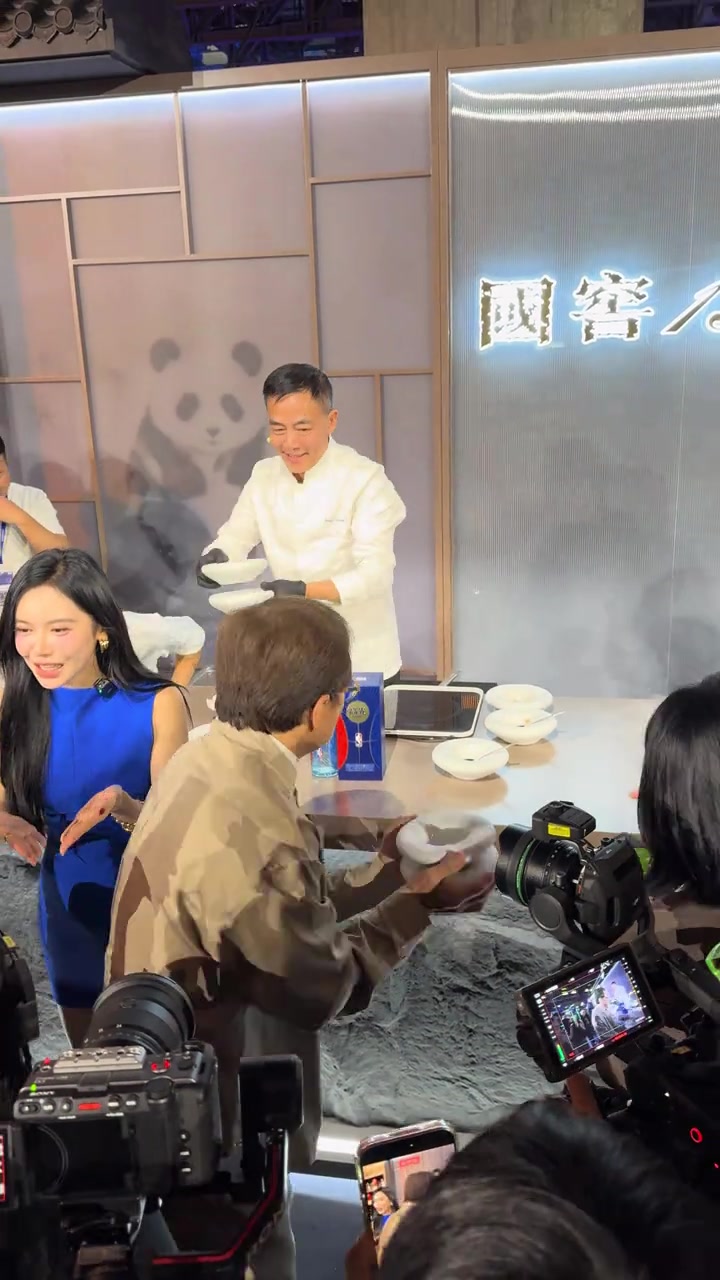 美娜这次也是沾光了~成龙大哥在澳门给大家分食物！