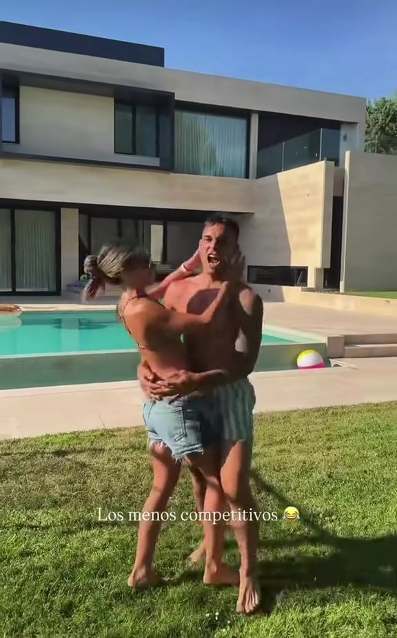 夫唱妇随❤!来看劳塔罗与爱妻配合打草地网球 夫唱妇随❤!来看劳塔罗与爱妻配合打草地网球