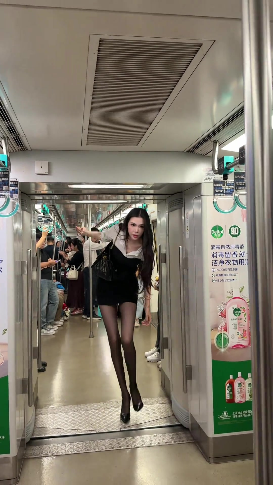 [球场速看]姐姐太飒啦 在地铁遇到2米高的“诺姐”你敢上去打