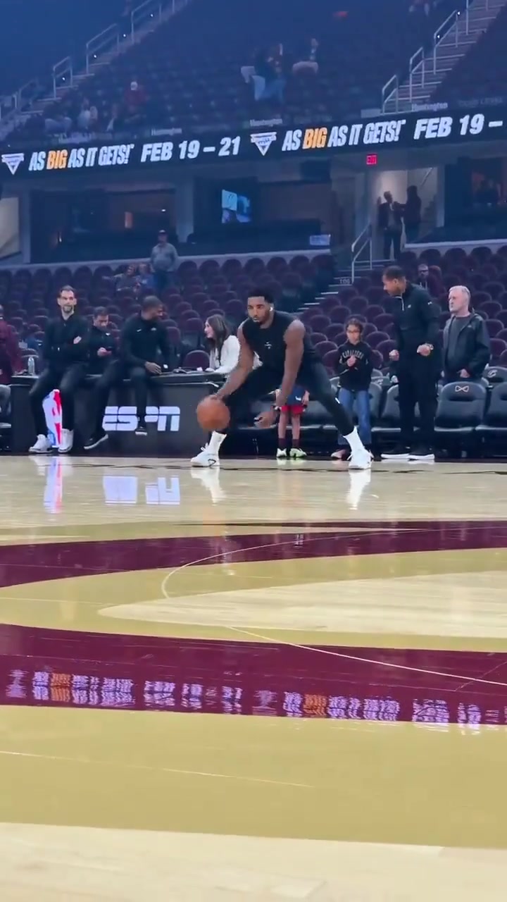 [进球剪辑]nba季前赛 米切尔赛前热身时磨练他的运球技巧！