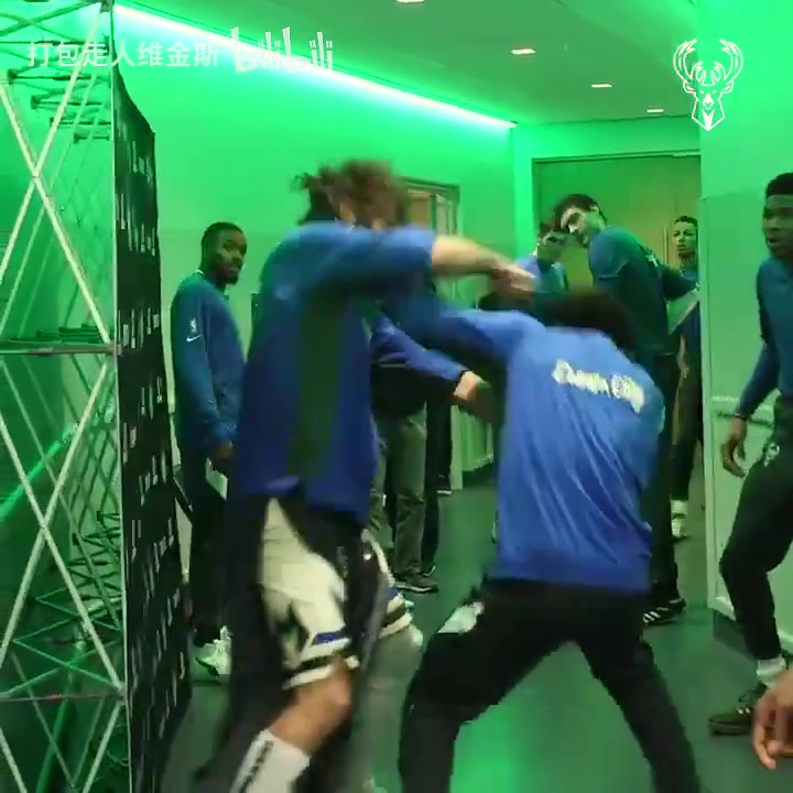当热身了？来看雄鹿队当年别具一格的赛前仪式！！