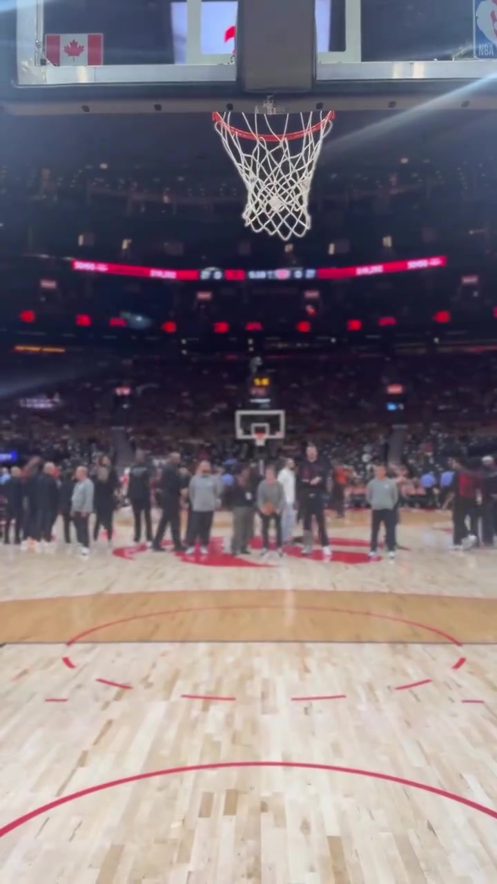 [NBA]笑死~猛龙赛前热身 巴⬇️恩斯自抛自扣 结果裤子掉