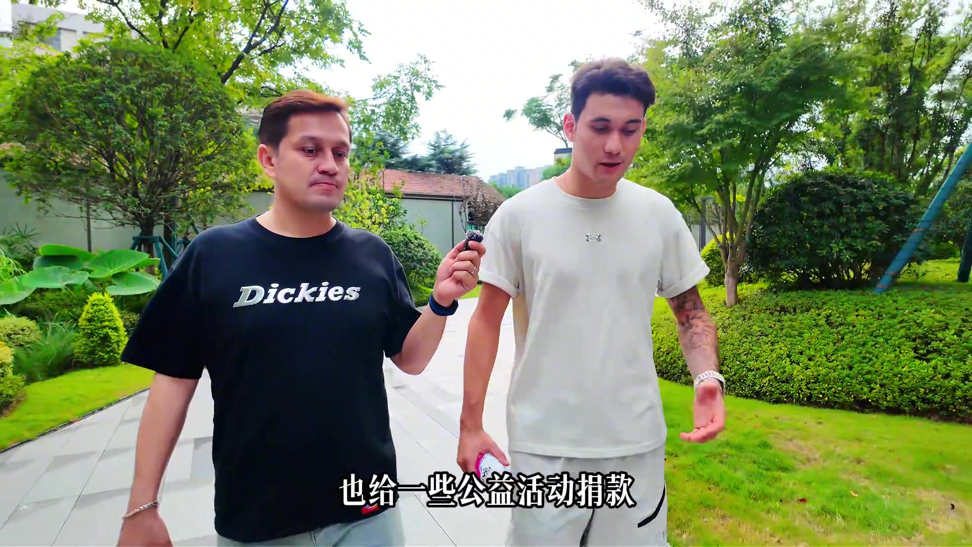 [精选视频推荐]摩托比车贵！拜合拉木谈收入：不能说！够家里生