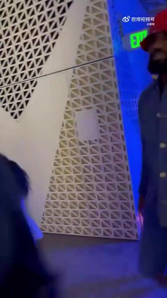 名场面！老詹此前为躲几个跟着他的女人，走了反向的电梯下楼