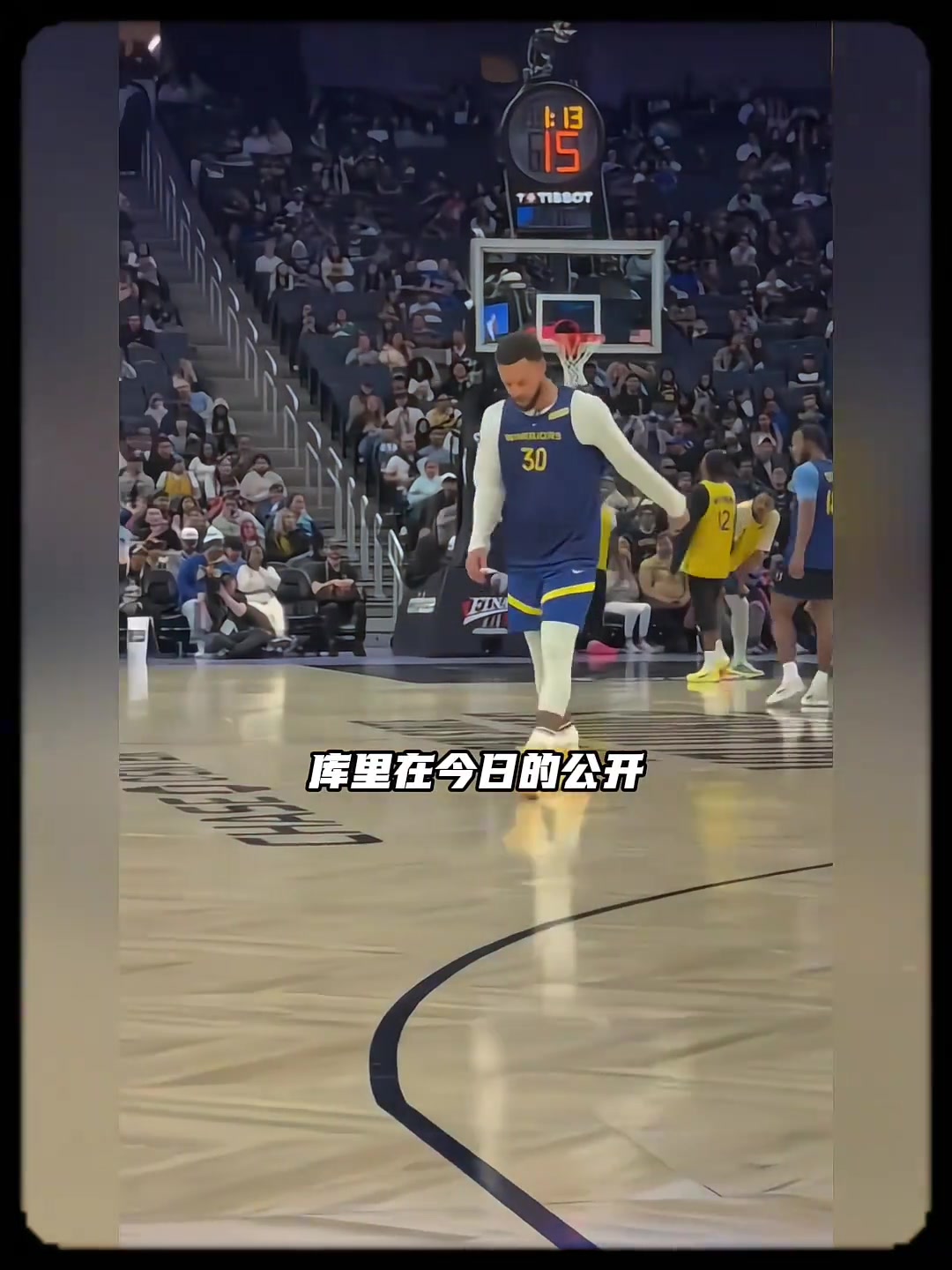 美记：库里在今天的训练赛中扭伤脚踝 一瘸一拐返回了更衣室